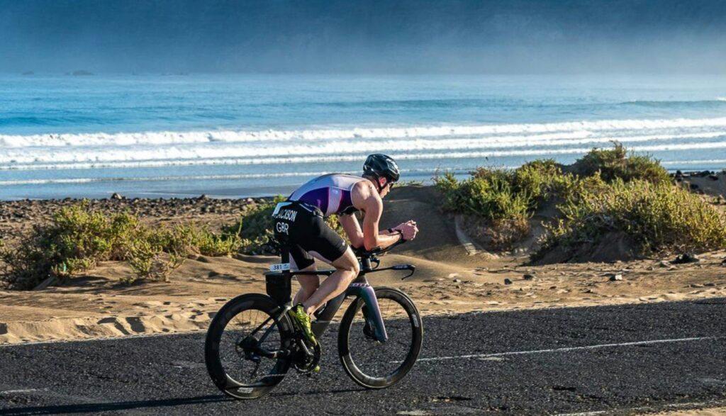 Imagen de un triatleta en la bici del Volcano Triathlon