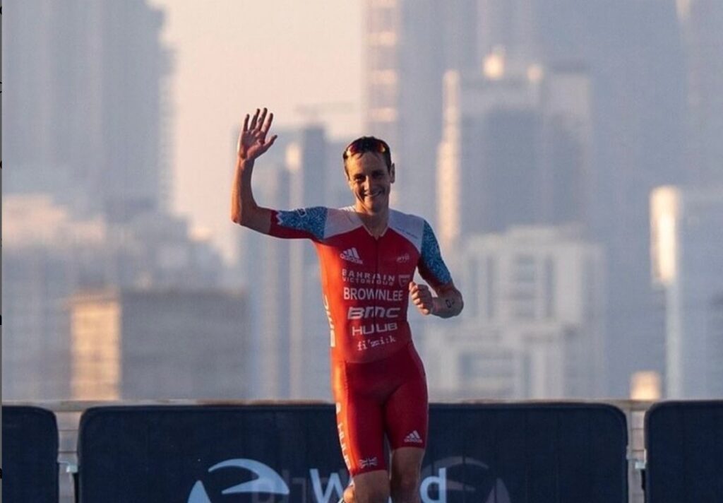 Instaagram/ Alistar Brownlee saludando en una competición