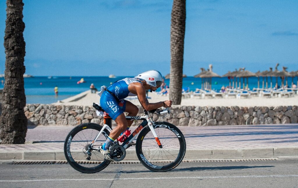 Un triatleta en el segmento ciclista del Challenge Peguera