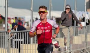 Instagram/Henri Schoeman conmpitiendo en un 70.3