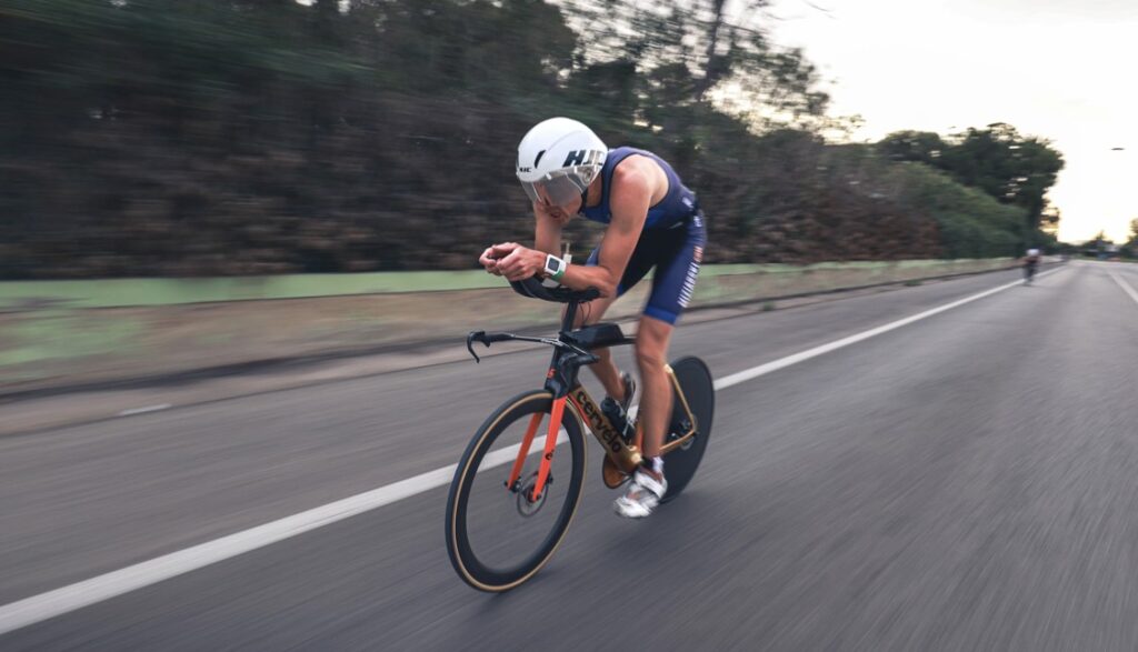 Un triatleta en el ciclismo del ICAN Triathlon