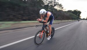 Un triatleta en el ciclismo del ICAN Triathlon