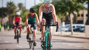 Triatletas en el ciclismo del MTRI Valencia