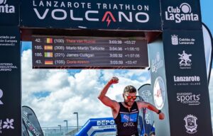 Instagram/ Imagen de un triatleta entrando en meta en el Volcano Triathlon