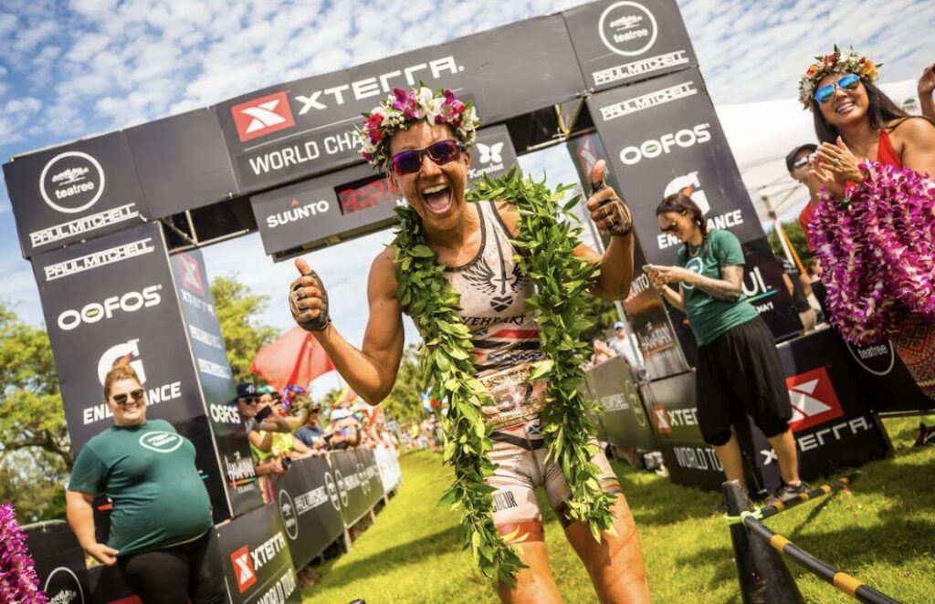 @xterraplanet/Un triatleta en la meta del XTERRA World Championship