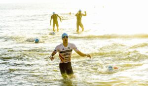 FETRI/ Triatletas saliendo de la natación en el Epic Triathlon