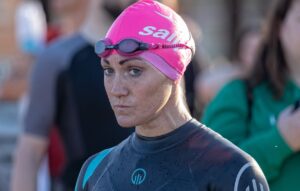 Una triatleta antes de competir en Challenge Salou