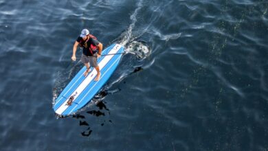 unsplash.com / una persona practicando paddle surf