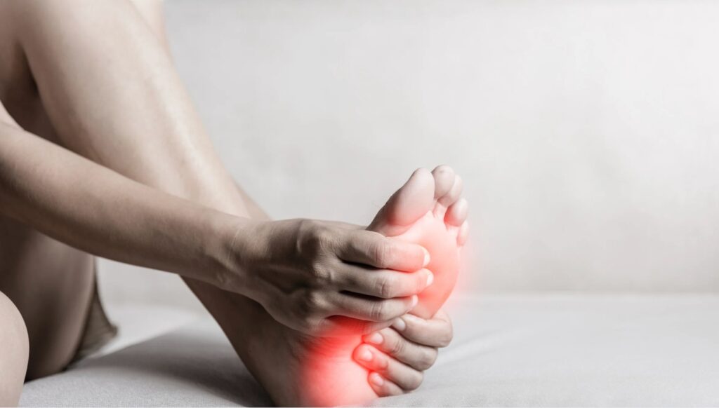 canva/ Una persona con Fascitis Plantar