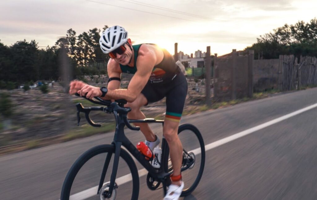Un triatleta en el ciclismo del ICAN Gandia
