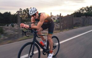 Un triatleta en el ciclismo del ICAN Gandia