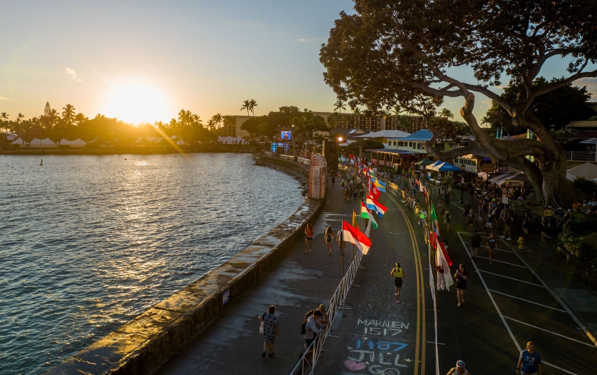 IRONMAN/ Imagen del IRONMAN Kona al atardecer