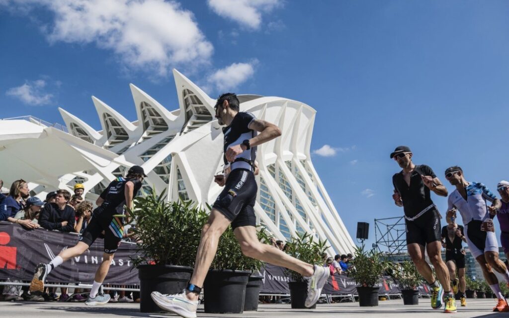 IRONMAN/ Triatletas corriendo en Valencia