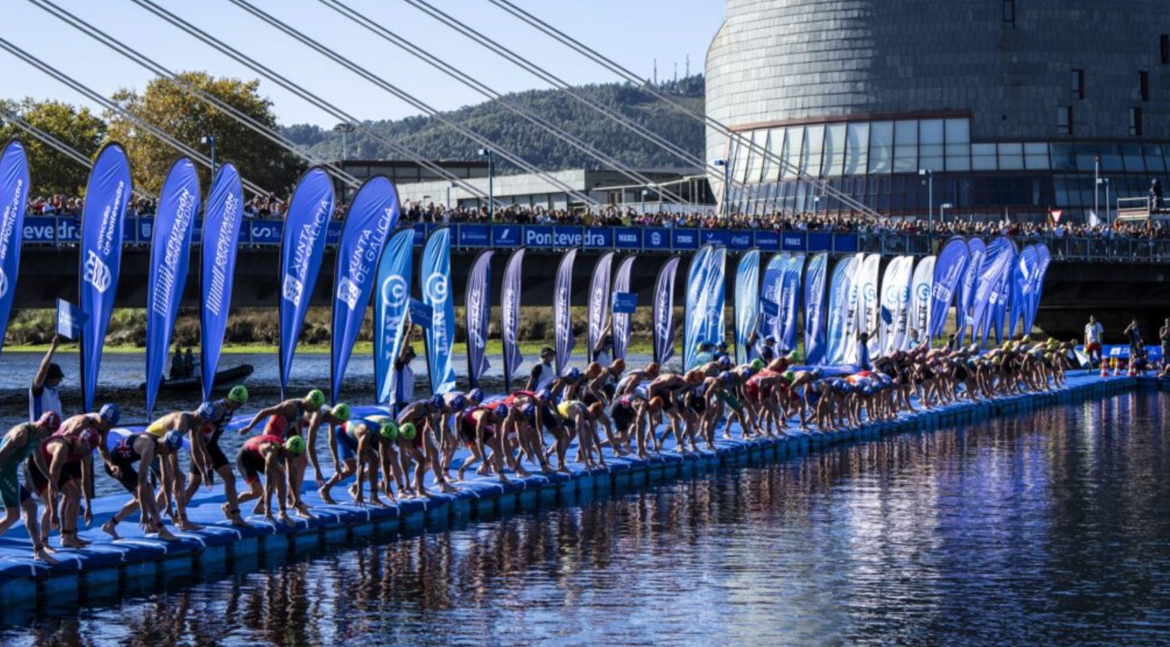 FETRI/ Imagen de la salida de un triatlón en Pontevedra