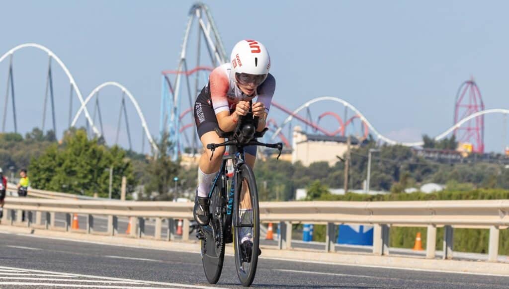 Una triatleta con el PortAventura World de fondo