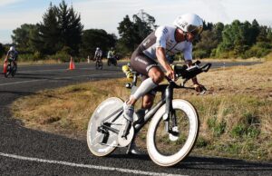@gettyimages/ un triatleta en el segmento ciclista