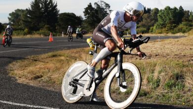 @gettyimages/ un triatleta en el segmento ciclista