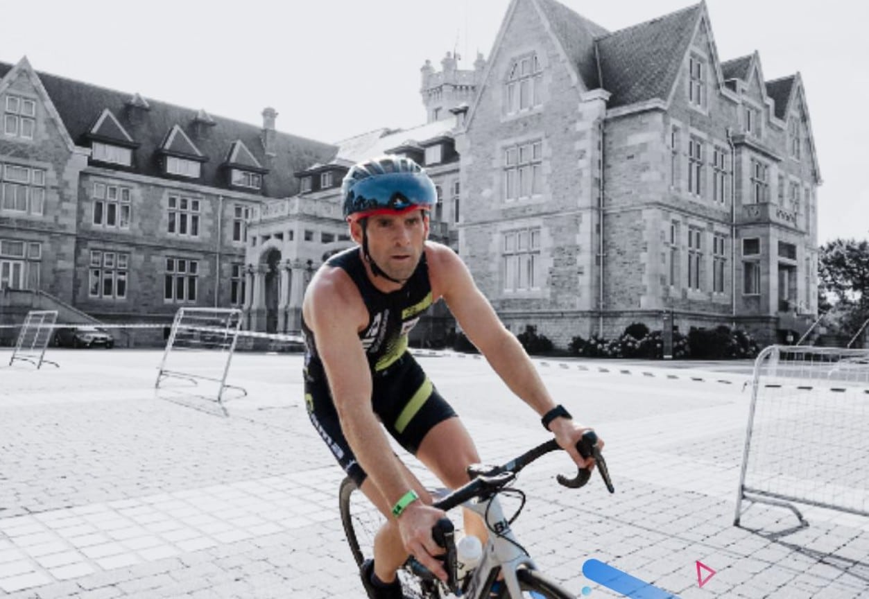 Un triatleta en el Triatlón Ciudad de Santander
