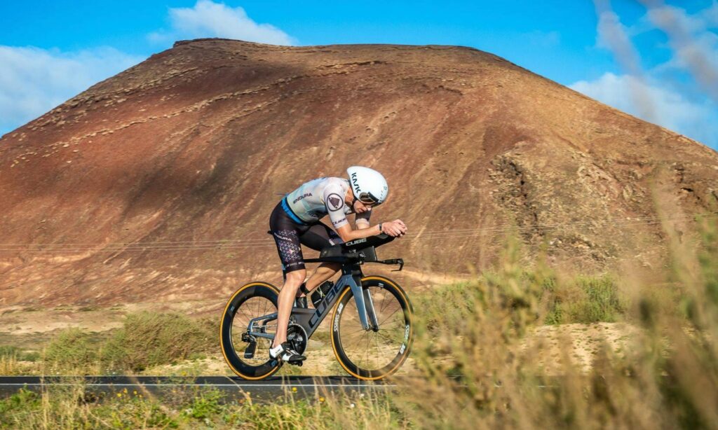 @clublasanta/ Imagen de un triatleta en el ciclismo del Volcano Triatlón
