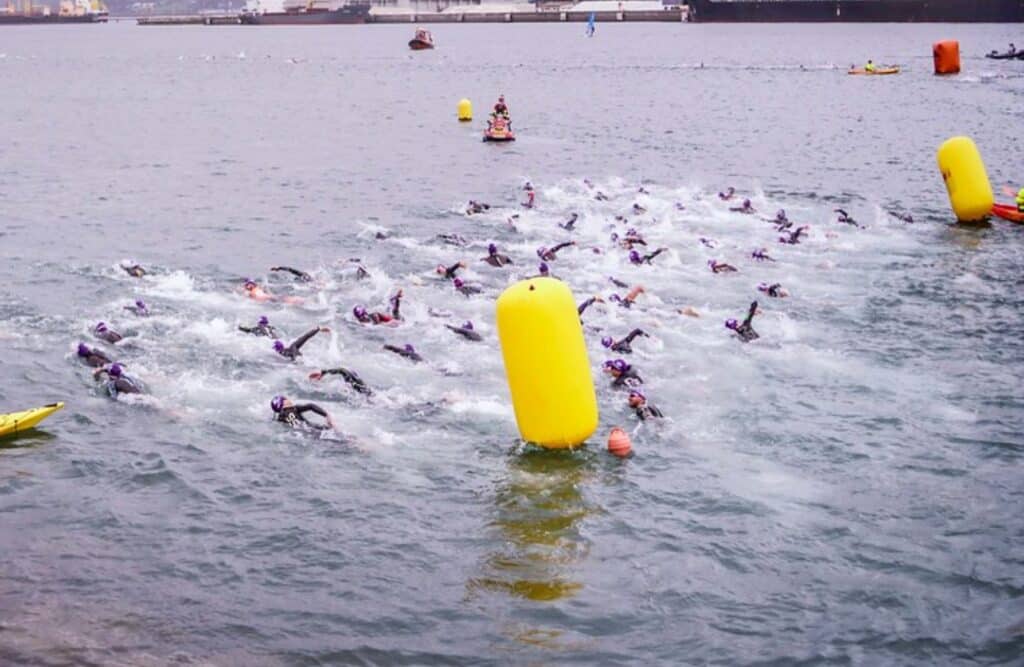 FETRI/ Imagen de la natación en un triatlón en A Coruña