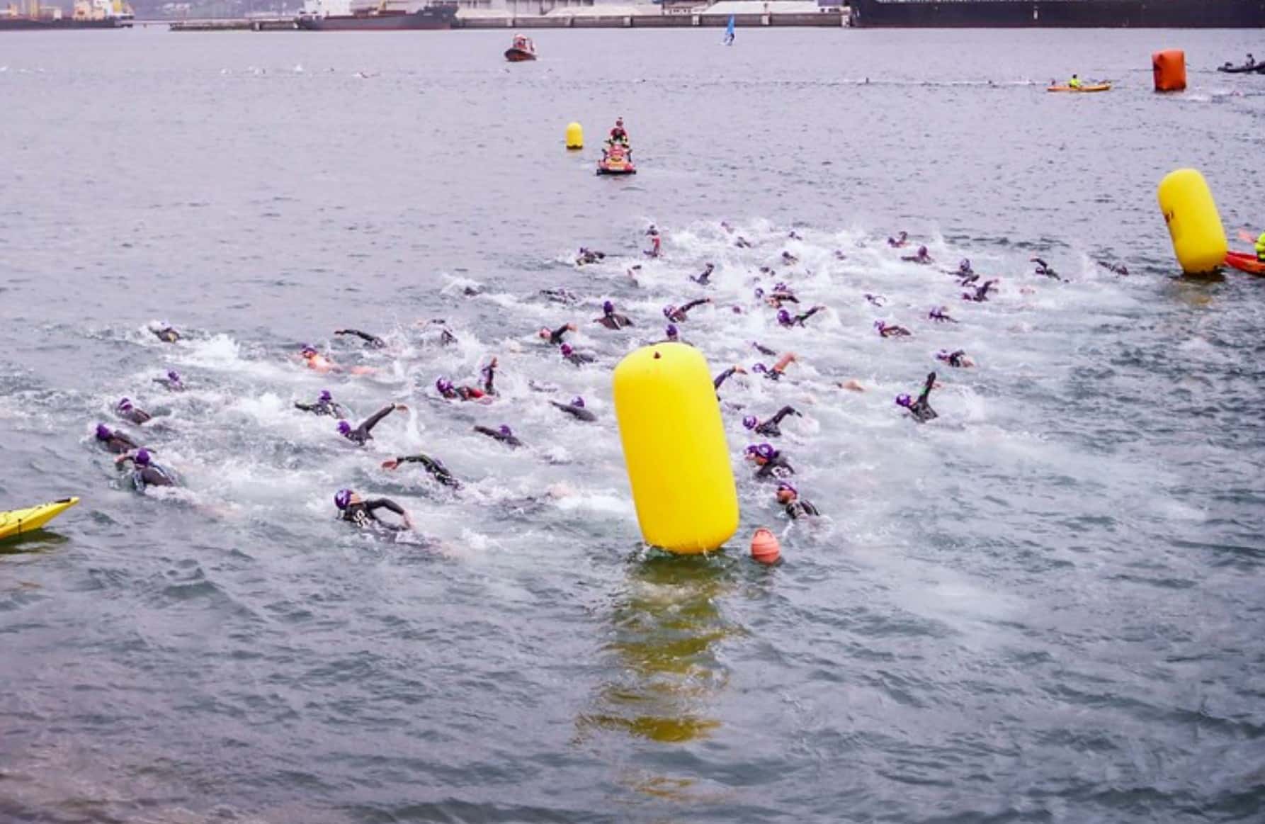 FETRI/ Imagen de la natación en un triatlón en A Coruña
