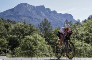 IRONMAN/ Un triatleta en el IRONMAN 70.3 Aix-en-Provence