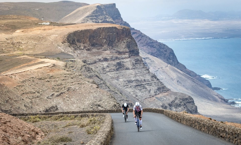 ClubLaSanta/Imagen de 2 triatletas en el IRONMAN Lanzarote