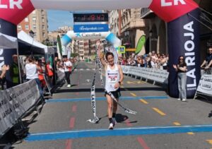 Instagram/ Gurutze Frades ganando la Media Maratón de La Rioja 2025