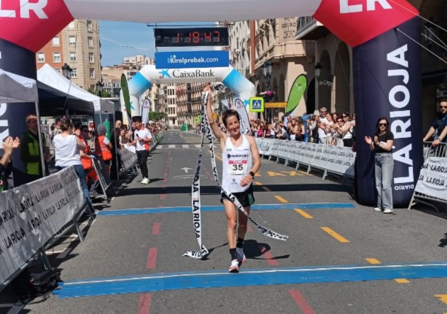 Instagram/ Gurutze Frades ganando la Media Maratón de La Rioja 2025