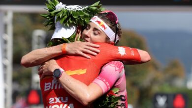 IRONMAN/ Lucy Charles y Chelsea Sodaro abrazadas en meta
