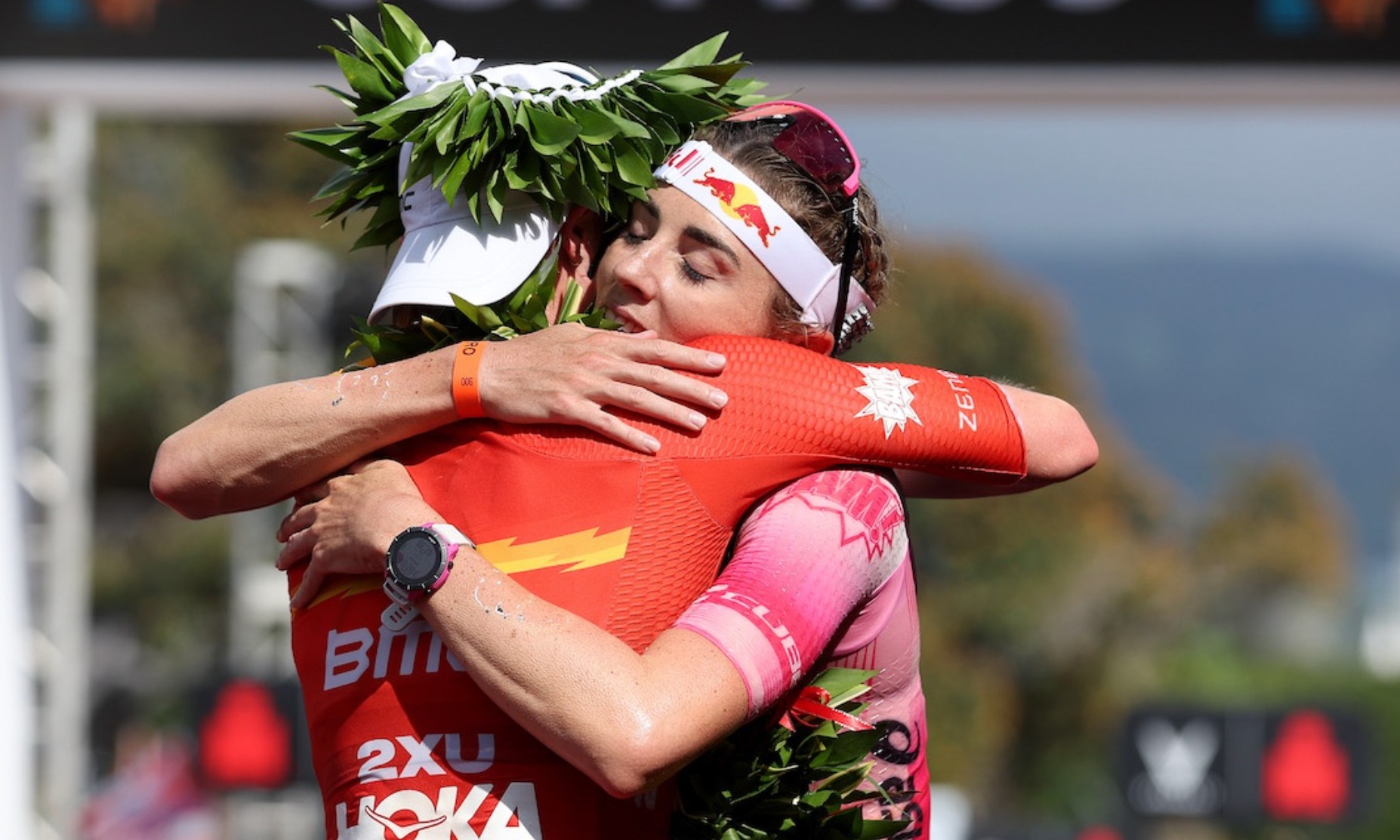 IRONMAN/ Lucy Charles y Chelsea Sodaro abrazadas en meta