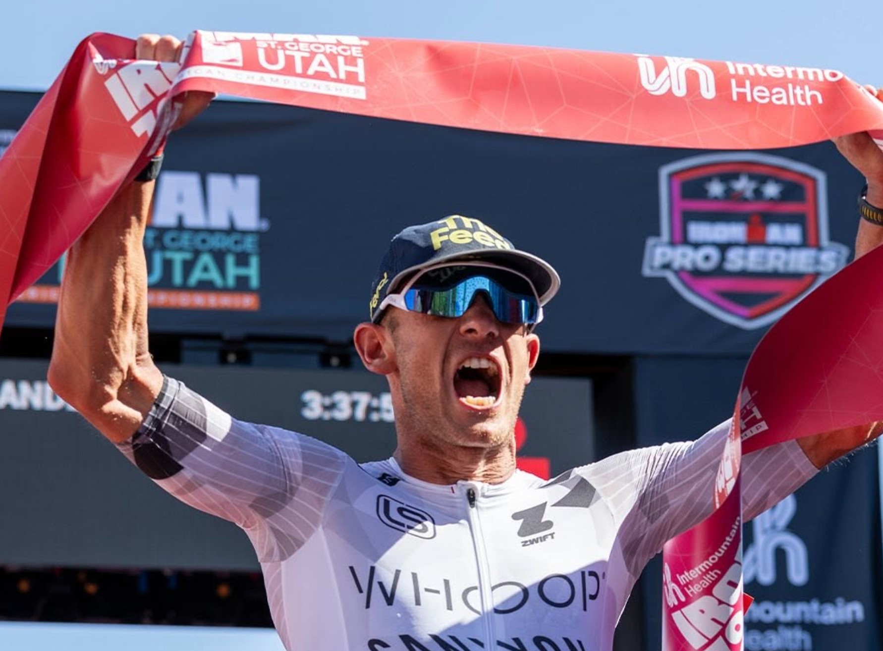 @hroshak.media,/ Lionel Sanders ganando en el IRONMAN 70.3 St. George