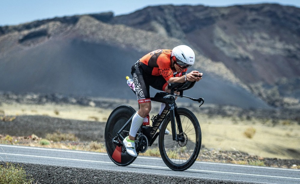 ClubLaSanta/ Un triatleta en el ciclismo del IRONMAN Lanzarote