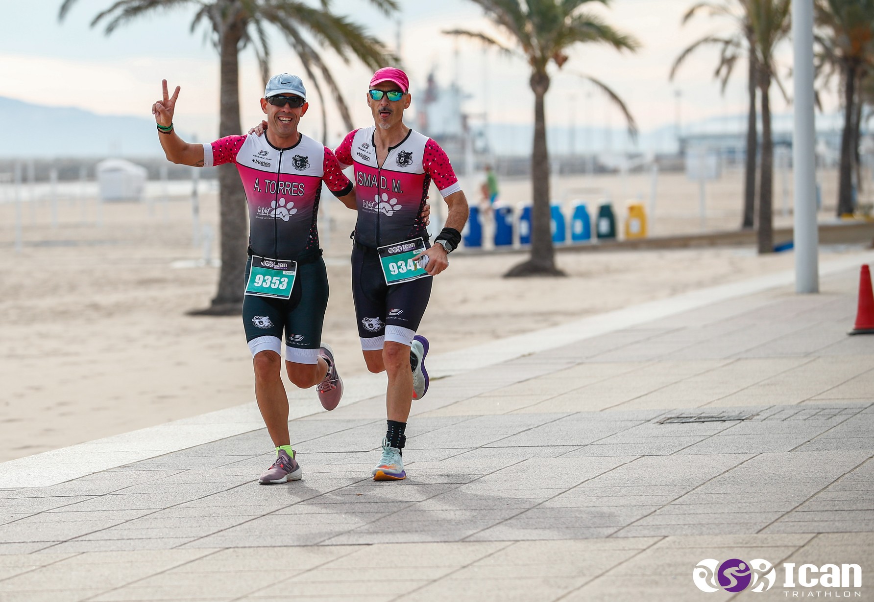 Dos triatletas corriendo en el ICAN Triathlon Gandía