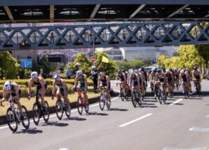 Worldtriathlon/ Imagen del pelotón en las WTCS de Yokohama