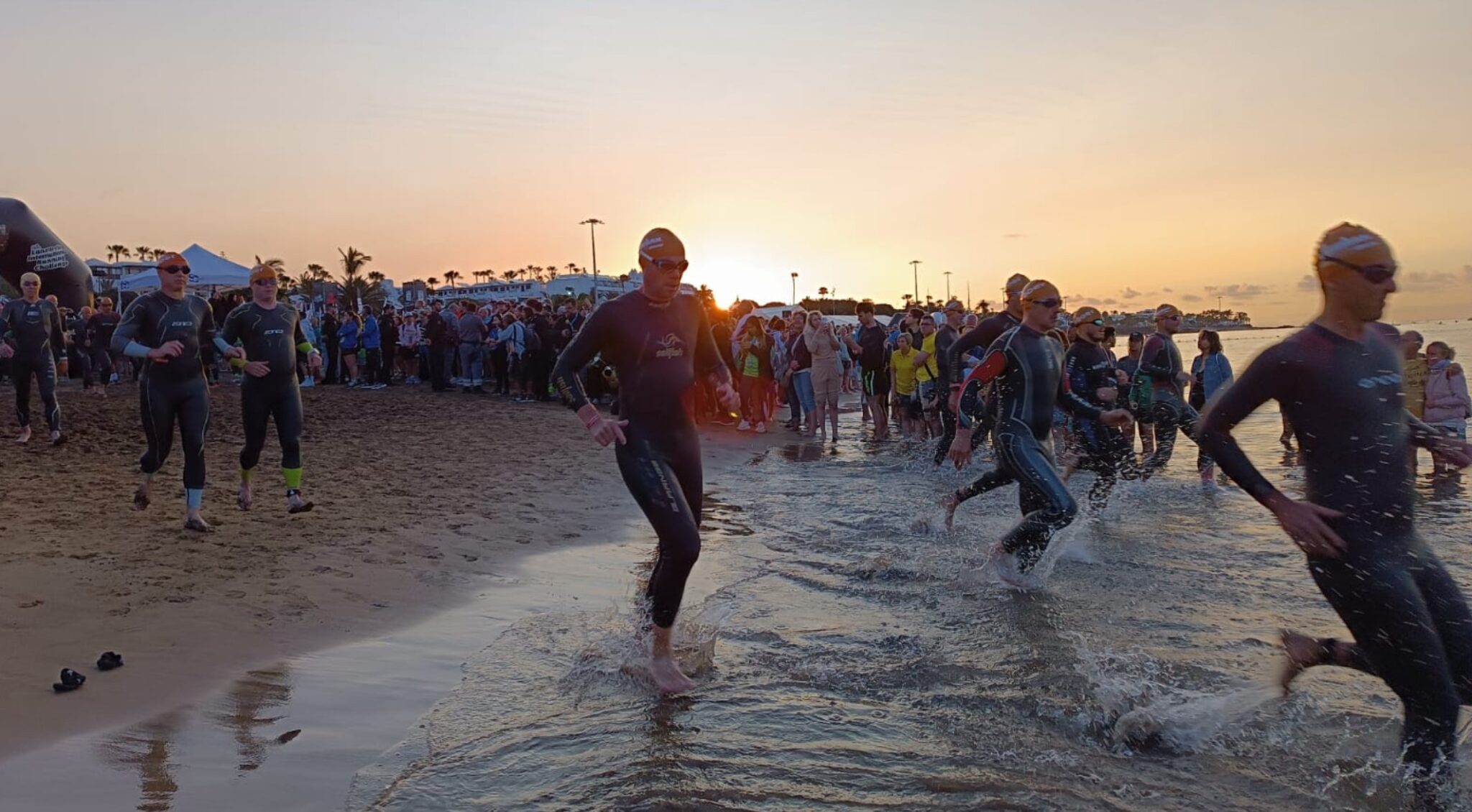 Imagen de la salida del Club La Santa IRONMAN Lanzarote 2025