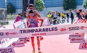 FETRI/ Imagen de dos triatletas en meta de Trimparables