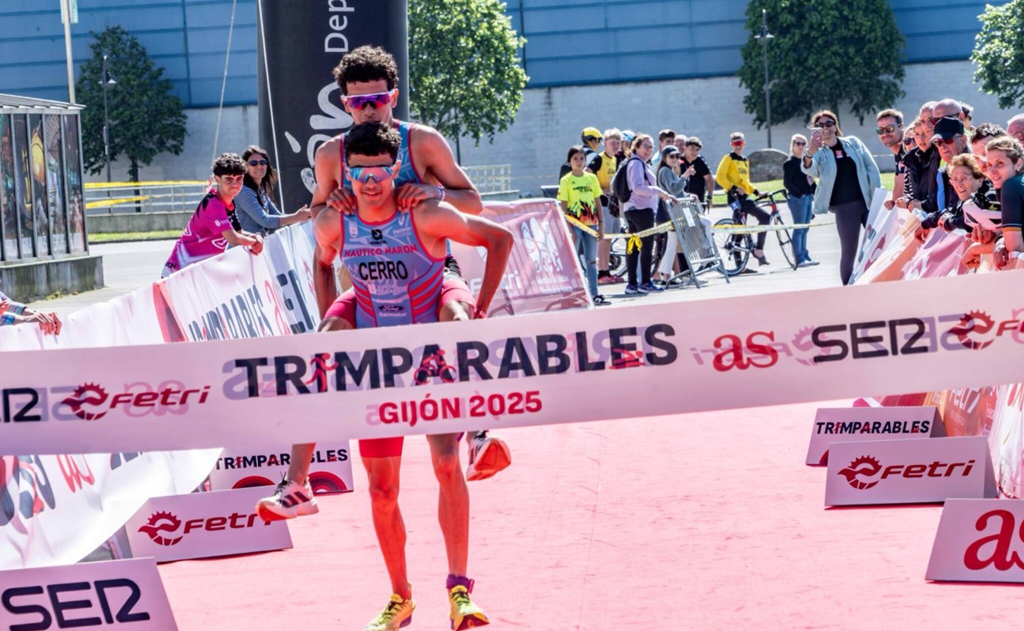 FETRI/ Imagen de dos triatletas en meta de Trimparables
