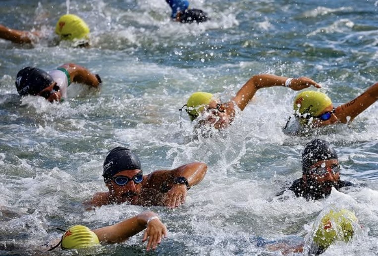Imagen de triatletas nadando en el TRITON Lisboa