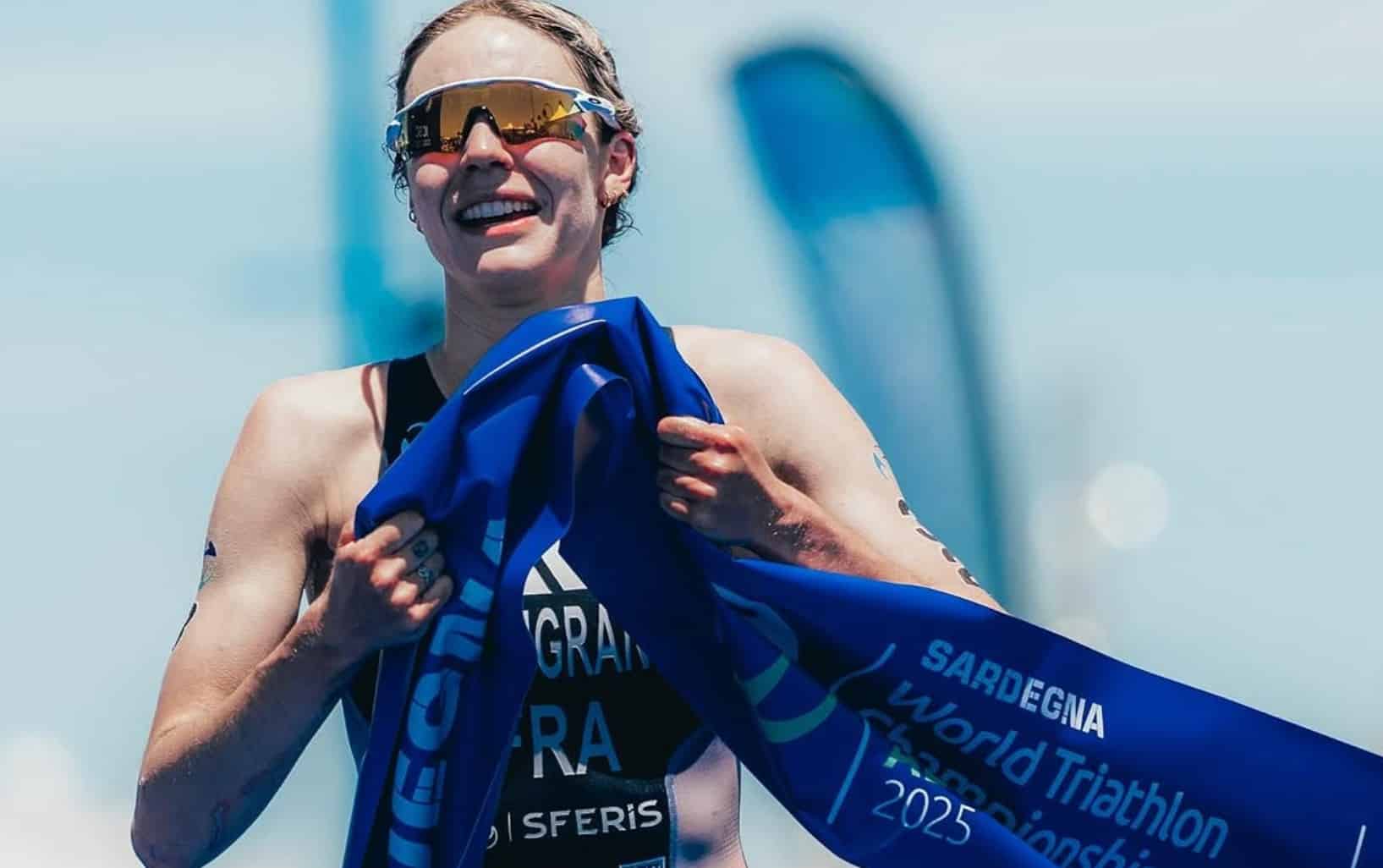 @worldtriathlon/ Cassandre Beaugrand ganando en las WTCS de Alghero