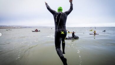 @escapealcatraztri/ Un triatleta saltando desde el barco en el Escape From Alcatraz Triathlon