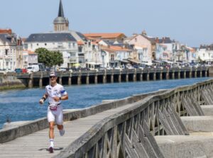 @gettyimages/un triatleta en el IROMAN 70.3 Les Sables