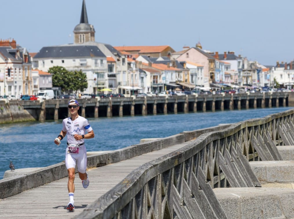 @gettyimages/un triatleta en el IROMAN 70.3 Les Sables