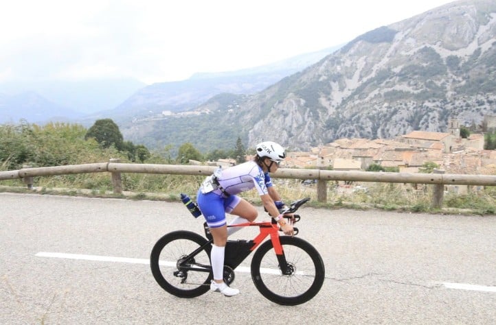 @gettyimages/ una triatleta sobre la bici en el IM Niza