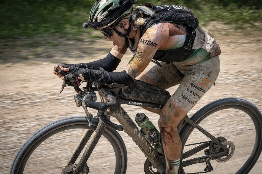 Heather Jackson bate el récord en la “Kona del gravel”: Unbound XL 2025