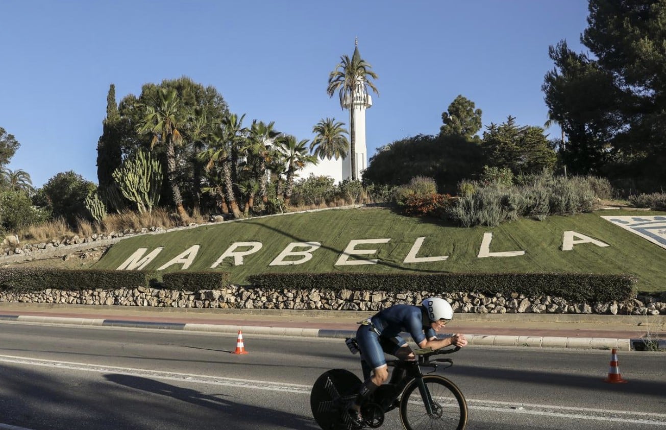 IRONMAN/ Un triatleta sobre la bici en Marbella