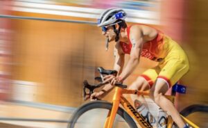 Un triatleta tomando un gel en competición
