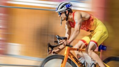 Un triatleta tomando un gel en competición
