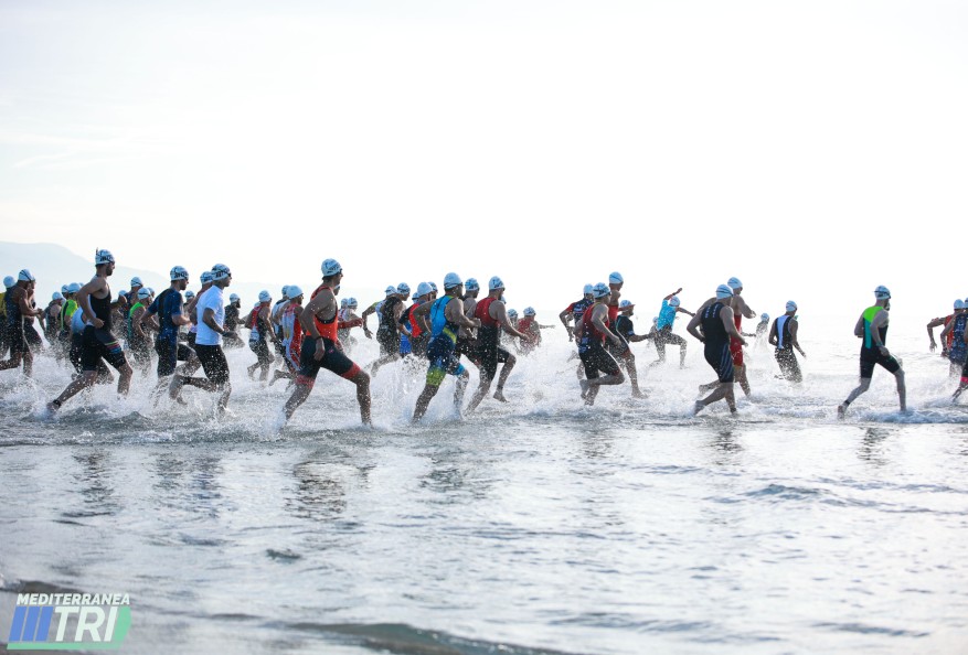 @triatlocv/ Imagen de la salida de natación del MTRI Castellón