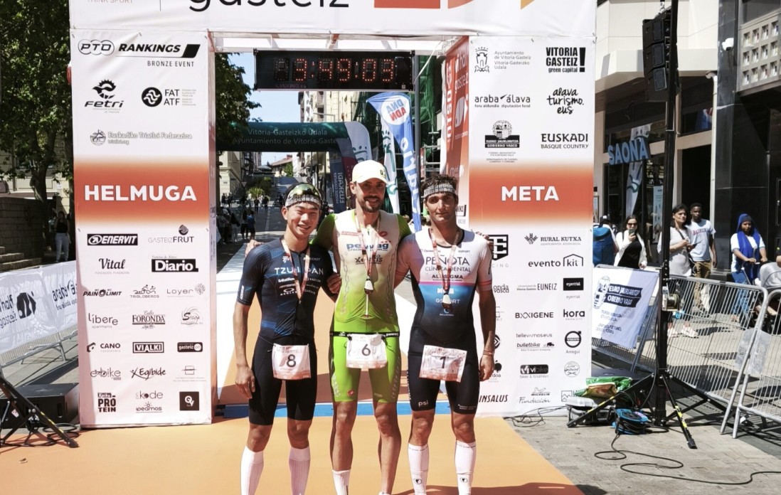 FETRI/ Pódium masculino del OTSO VI Half Gasteiz